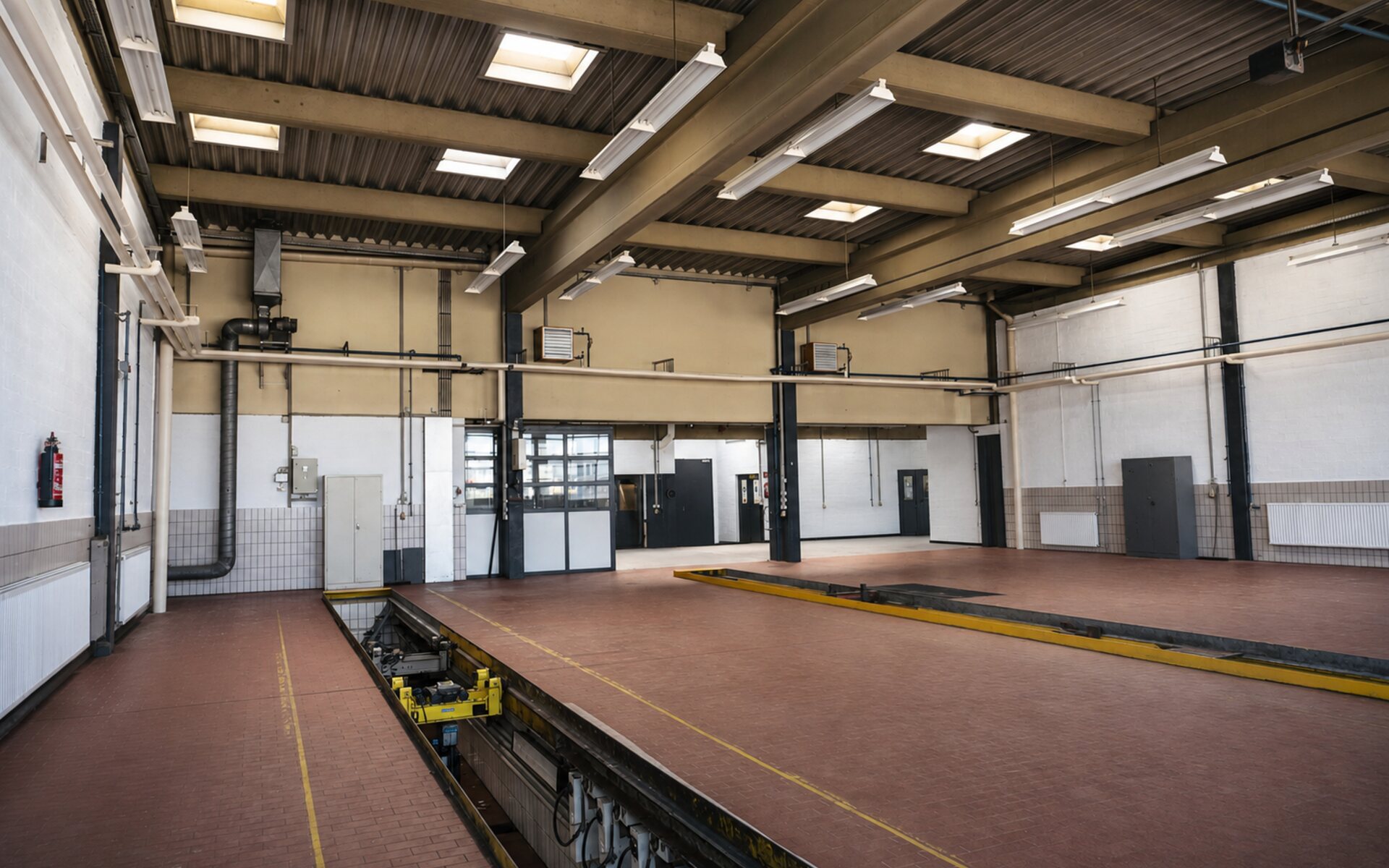 Originale Gesamtansicht der Gewerbehalle in Weiden mit zwei parallelen Werkstattgruben