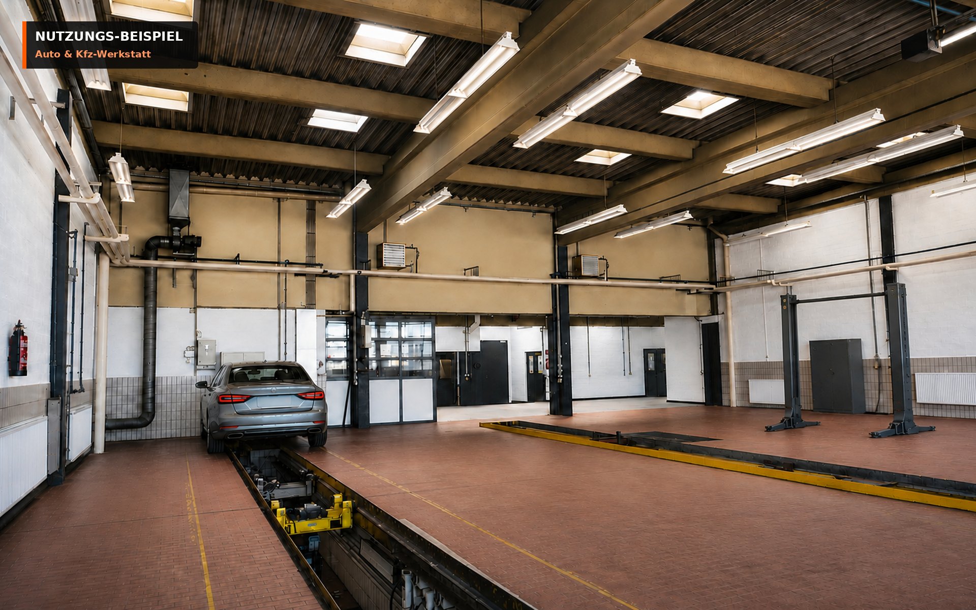 Nutzungs-Beispiel einer Auto- und Kfz-Werkstatt: Pkw sicher über einer Werkstattgrube, zweite Grube frei und Hebebühne auf der Freifläche